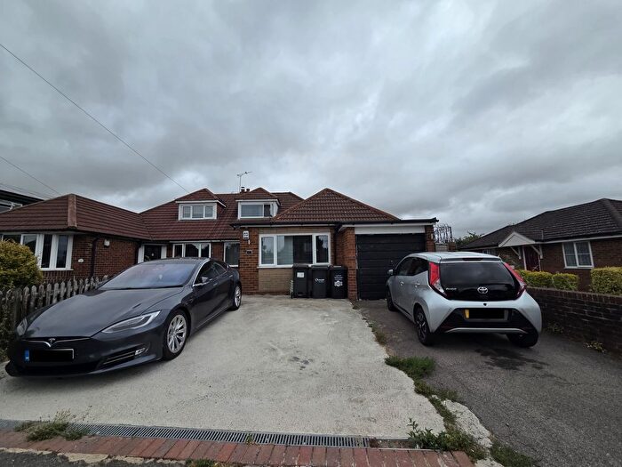 3 Bedroom Bungalow To Rent In Ashcroft Road, Luton, LU2