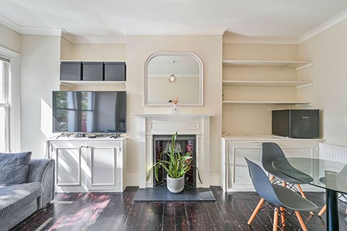 2 Bedroom Flat For Sale In Hemberton Road, Clapham North, London, SW9