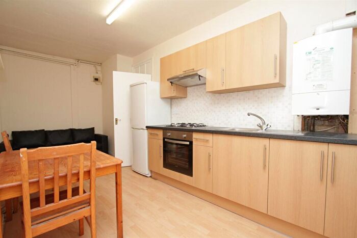 3 Bedroom Apartment To Rent In Finchley Lane, Hendon, London, NW4