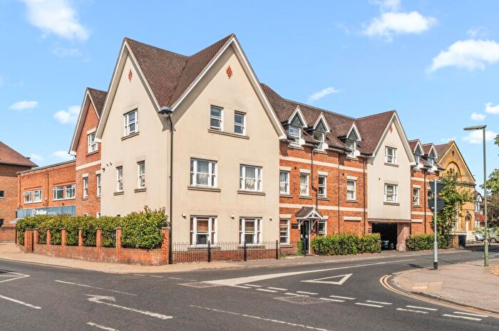 2 Bedroom Flat For Sale In Crouch Oak Lane, Addlestone, Surrey, KT15