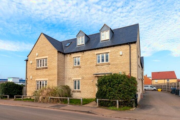 2 Bedroom Flat To Rent In Shipton Road, Woodstock, OX20