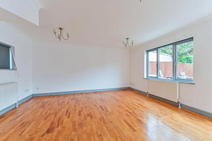 3 Bedroom Flat To Rent In Kerfield Place, Camberwell, London, SE5