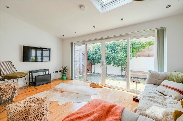 2 Bedroom Flat To Rent In Geraldine Road, London, SW18