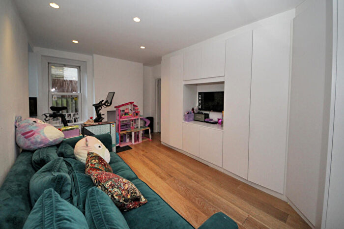 5 Bedroom Detached House To Rent In Old Park Road, N13