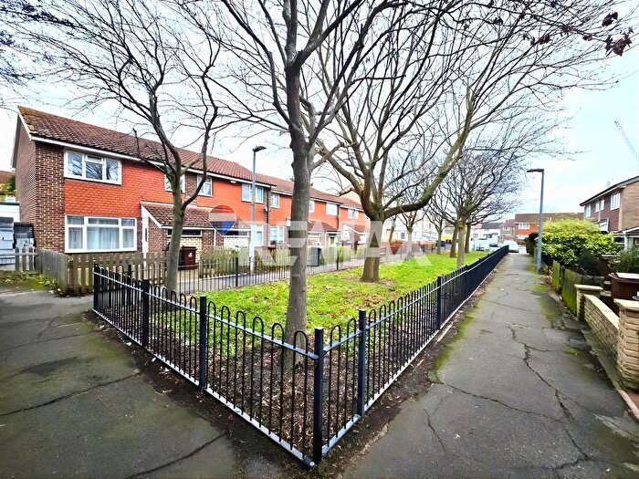 5 Bedroom Terraced House To Rent In Crane, Close, RM10