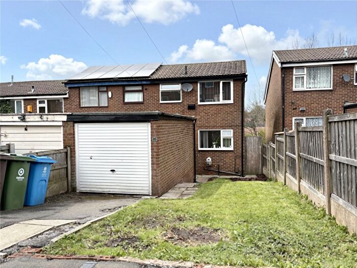 3 Bedroom End Terrace House For Sale In Newbreak Close, Oldham, Greater Manchester, OL4