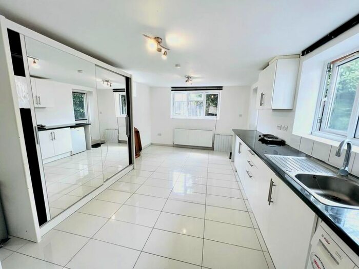 1 Bedroom Flat To Rent In Lynton Close, Isleworth, TW7