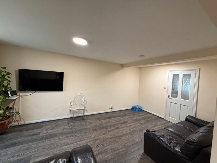 3 Bedroom Semi-Detached House To Rent In Kirkwood Road, Luton, Bedfordshire, LU4