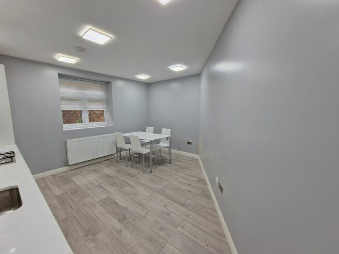 2 Bedroom Flat To Rent In The Riding, London, NW11