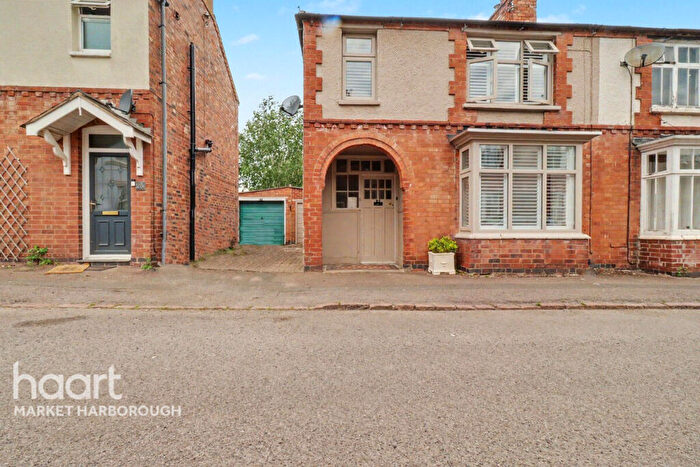 3 Bedroom Semi-Detached House For Sale In Harcourt Road, Leicester, LE8