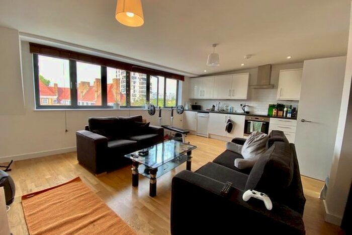 3 Bedroom Flat To Rent In Comber Grove, Oval SE5