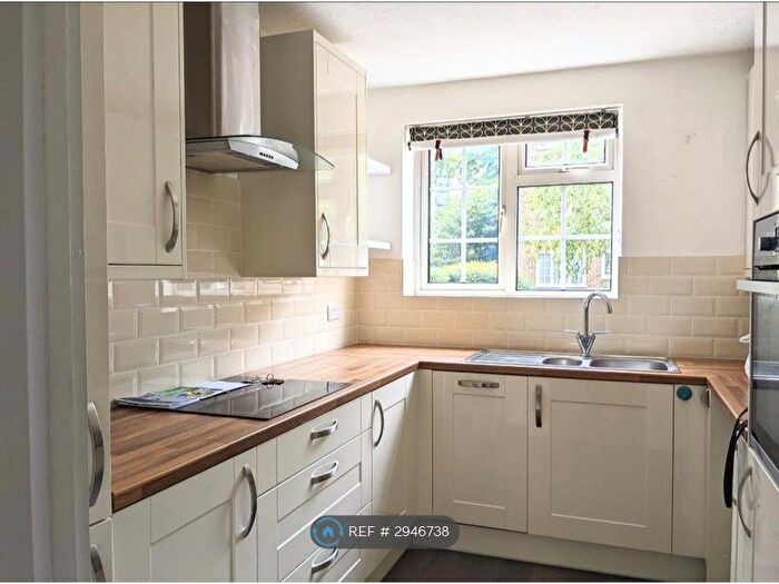 2 Bedroom Flat To Rent In Kingfisher Drive, Staines, TW18
