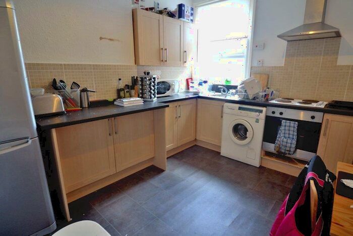 2 Bedroom Detached House To Rent In **&#;pppw Excluding Bills** Flat, Albert Road, Nottingham, NG2