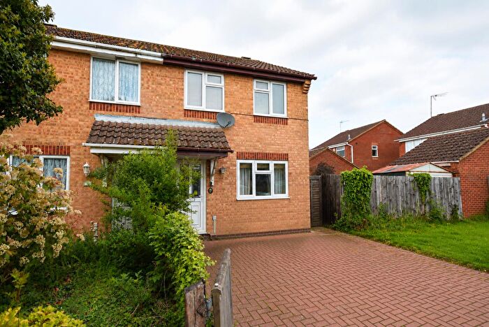 3 Bedroom Semi-Detached House For Sale In Swinburne Close, Kettering, NN16