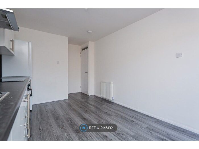 2 Bedroom End Of Terrace House To Rent In Park Green, Erskine, PA8