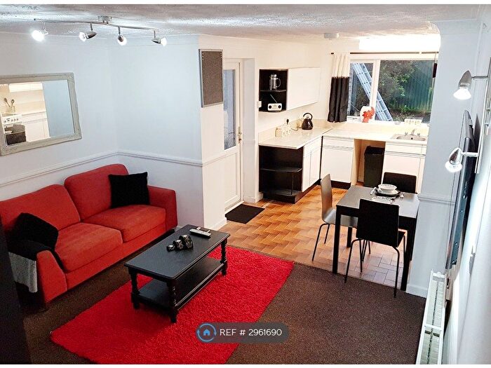 6 Bedroom Semi-Detached House To Rent In Staple Hill Road, Bristol, BS16