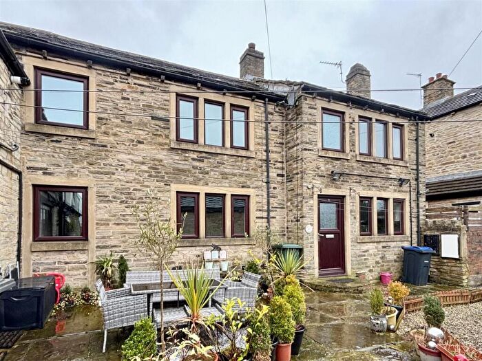 3 Bedroom Cottage For Sale In Breaks Fold, Wyke, Bradford, BD12