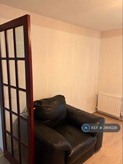 3 Bedroom Semi-Detached House To Rent In Vennacher Road, Renfrew, PA4
