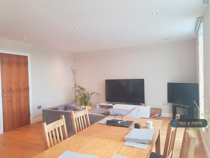 3 Bedroom Flat To Rent In Lyden Court, London, N19