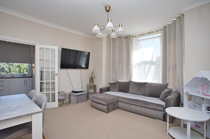 2 Bedroom Flat For Sale In Sandgate Road, Folkestone, CT20