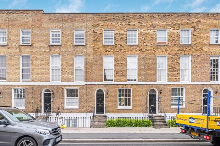 2 Bedroom Flat For Sale In Queensbridge Road, Bethnal Green, E2