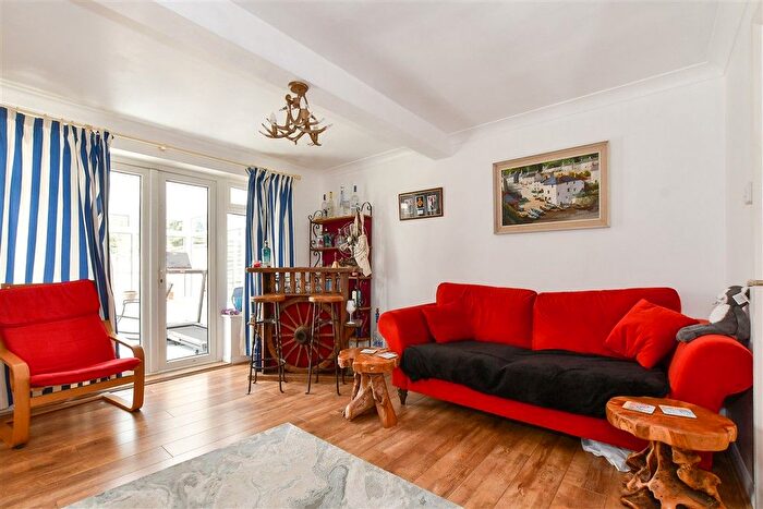 4 Bedroom Semi-detached House For Sale In Crescent Way, Horley, Surrey, RH6