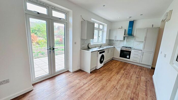 5 Bedroom Semi-Detached House To Rent In Colvin Gardens, Waltham Cross, EN8