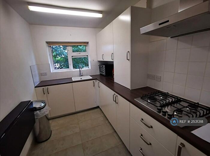 2 Bedroom Flat To Rent In London, London, IG8
