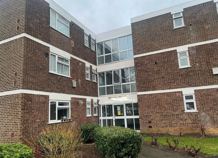 3 Bedroom Flat To Rent In Kent House, Stratton Close, Edgware, HA8