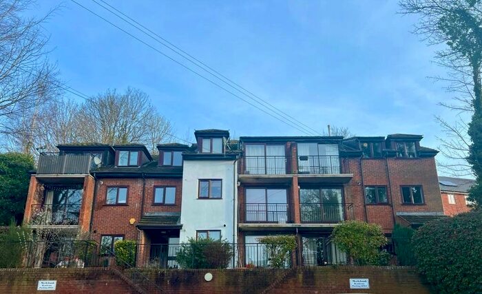 2 Bedroom Flat To Rent In Hospital Hill, Chesham, HP5