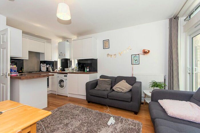 3 Bedroom Flat To Rent In Cedars Road, London, SW4