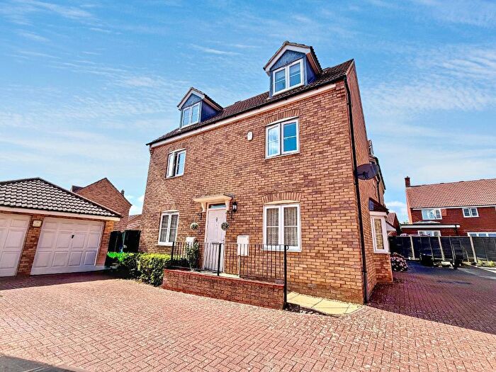 4 Bedroom Semi Detached House For Sale In Maskell Drive, Bedford, MK41