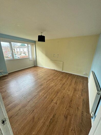 3 Bedroom Flat To Rent In Leonard Street, Bingley, BD16