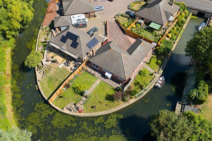 4 Bedroom Detached Bungalow For Sale In Riverside Mead, Stanground Marina, Peterborough, PE2