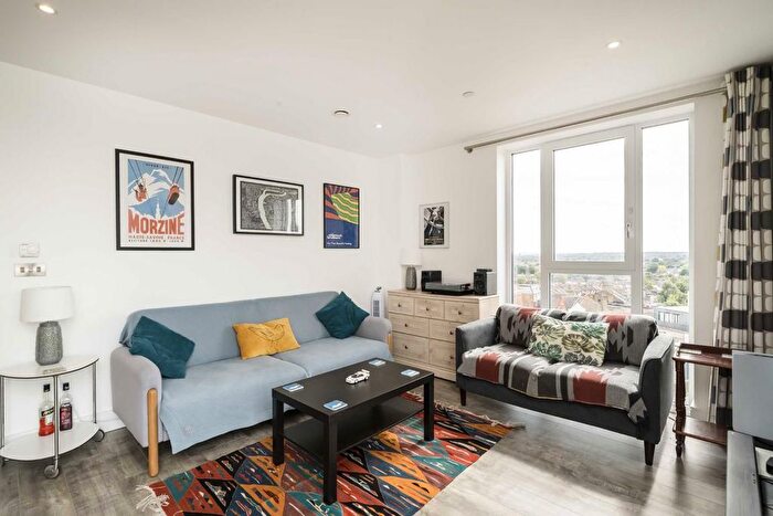 1 Bedroom Flat For Sale In Hoopers Mews, London, W3