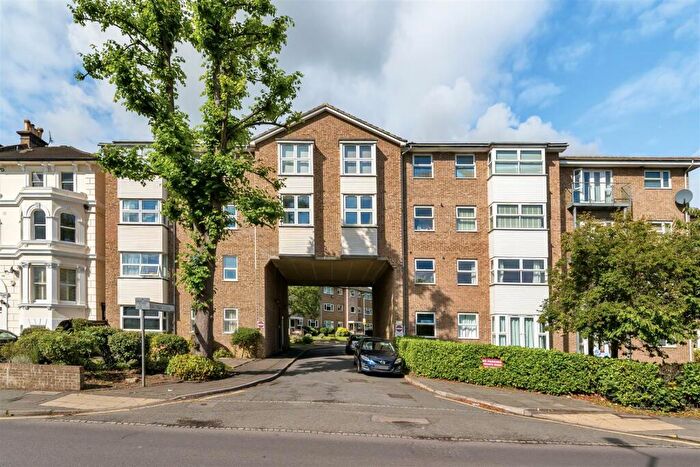 2 Bedroom Flat To Rent In Ash Tree Close, Surbiton, KT6