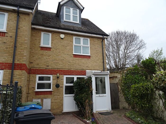 3 Bedroom Semi-Detached House To Rent In Wych Elm Close, Kingston Upon Thames, KT2