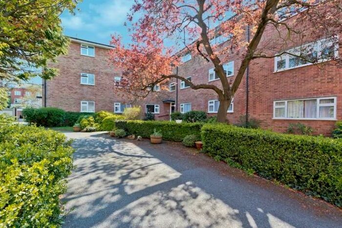 2 Bedroom Flat To Rent In Lovelace Gardens, Surbiton, KT6