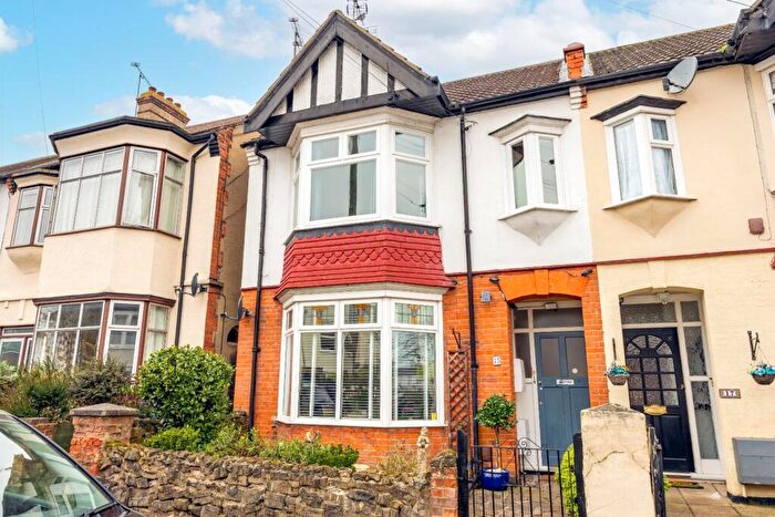 2 Bedroom Flat For Sale In Rockleigh Avenue, Leigh-On-Sea, SS9