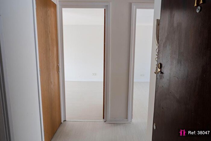 2 Bedroom Apartment For Sale In Connaught Road, Ilford, IG1
