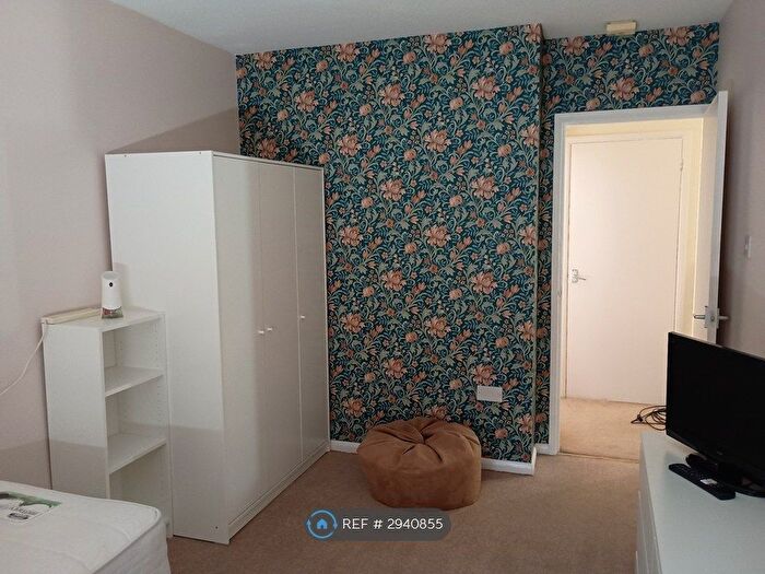 2 Bedroom End Of Terrace House To Rent In Queensway, Hemel Hempstead, HP2