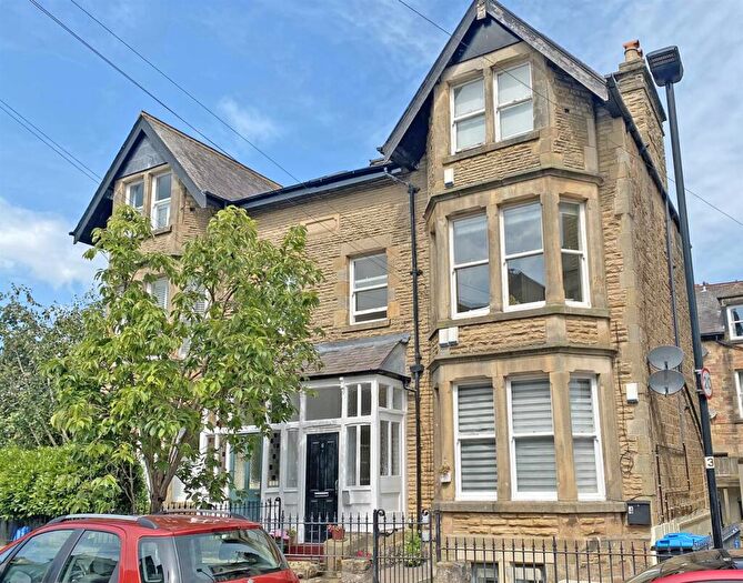2 Bedroom Flat For Sale In West Cliffe Terrace, Harrogate, HG2