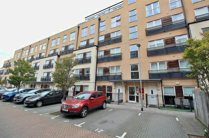 2 Bedroom Flat To Rent In Lanadron Close, Isleworth, TW7