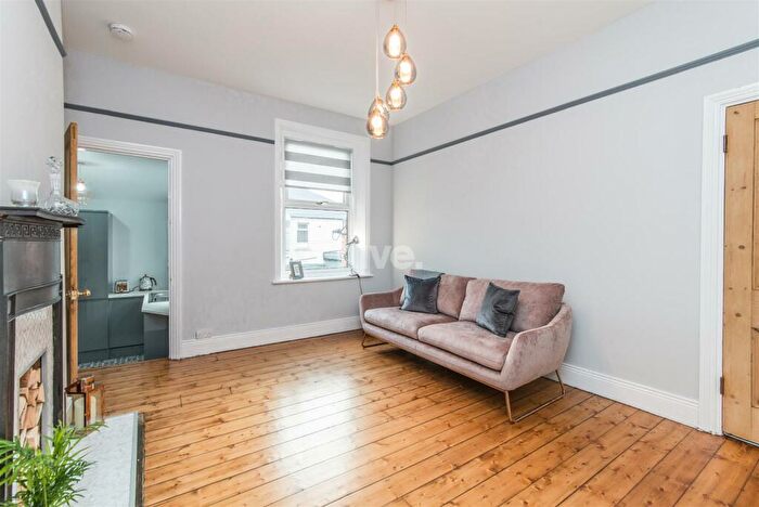 3 Bedroom Flat To Rent In Simonside Terrace, Heaton, Newcastle Upon Tyne, NE6