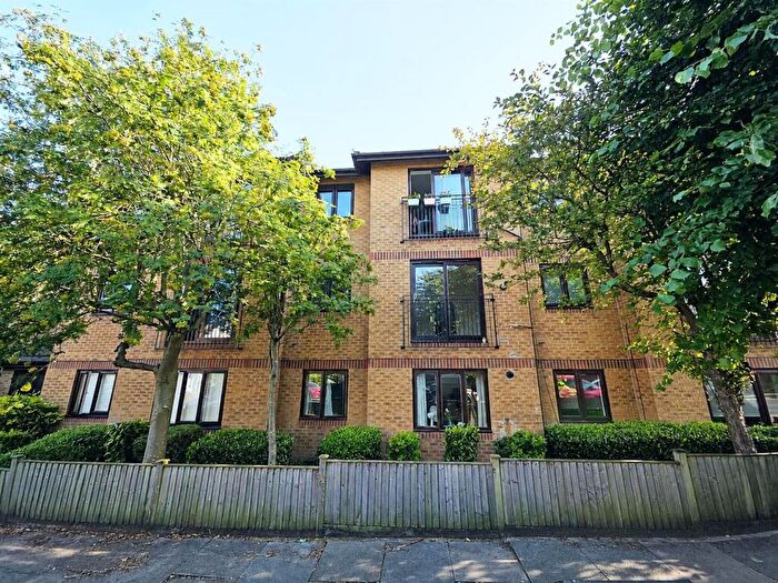 1 Bedroom Flat To Rent In Woodside Court, Stonard Road, Palmers Green, N13