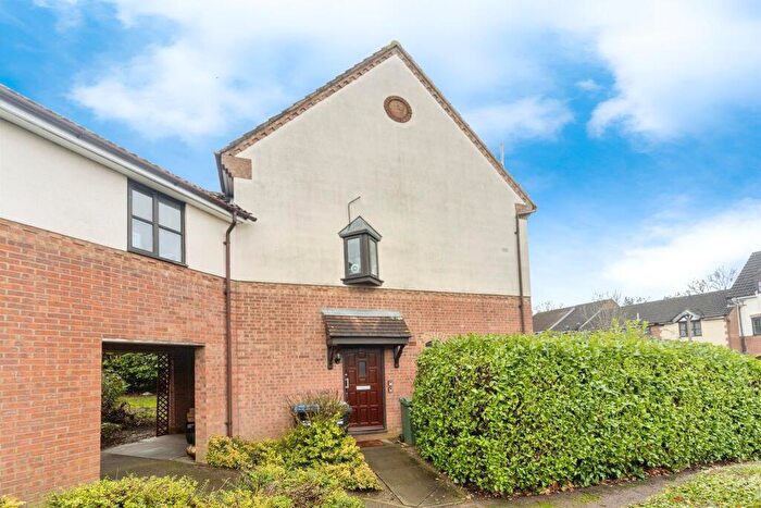 3 Bedroom Maisonette For Sale In Grace Avenue, Oldbrook, Milton Keynes, MK6