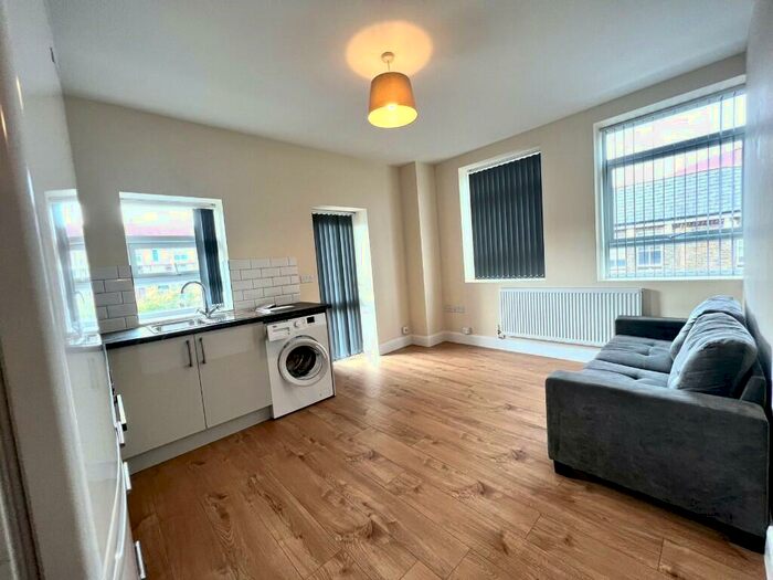 2 Bedroom Flat To Rent In Tidey Street, London, E3