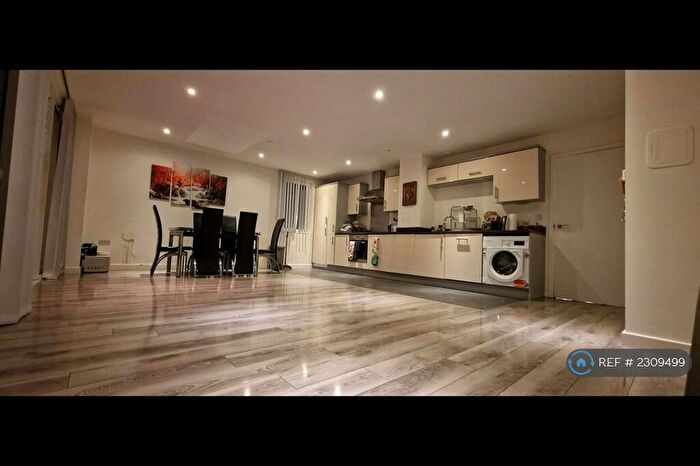 2 Bedroom Flat To Rent In Panoramic Tower, London, E14
