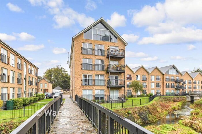 3 Bedroom Flat For Sale In Esparto Way, Dartford, Kent, DA4