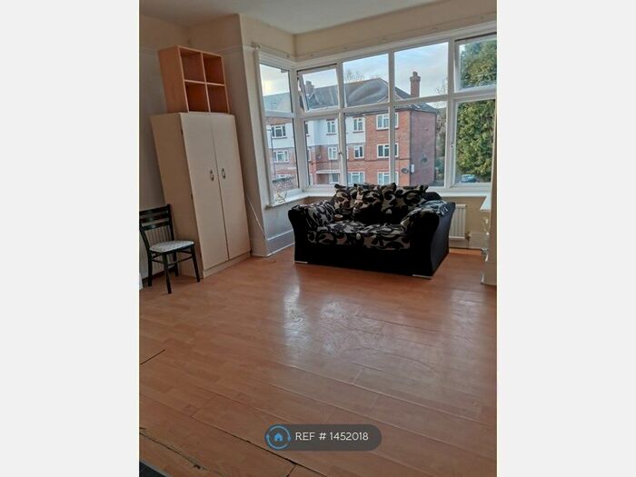 Studio To Rent In Devonshire Road, Pinner, HA5 - Photo 2